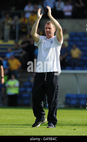 Chesterfields Manager John Sheridan applaudiert den Fans am Ende des Spiels während des Spiels der npower Football League Two im Kassam Stadium, Oxford. Stockfoto