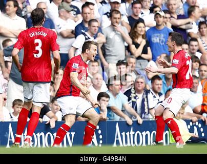 Fußball - Barclays Premier League - Tottenham Hotspur gegen West Bromwich Albion - White Hart Lane. Simon Cox (Mitte) von West Bromwich Albion feiert mit seinen Teamkollegen nach dem zweiten Tor seines Teams. Stockfoto