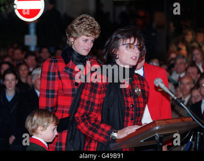 PA-NEWS-FOTO: 257344-2: 17.11.93: DIE PRINZESSIN VON WALES HÖRT ROSA MONCKTON, LEITER DER TIFFANY UND DIE BOND STREET ASSOCIATION, BEVOR SIE DER WEIHNACHTSBELEUCHTUNG IN DER LONDONER BOND STREET EINSCHALTEN. FOTO VON MARTIN KEENE. Stockfoto