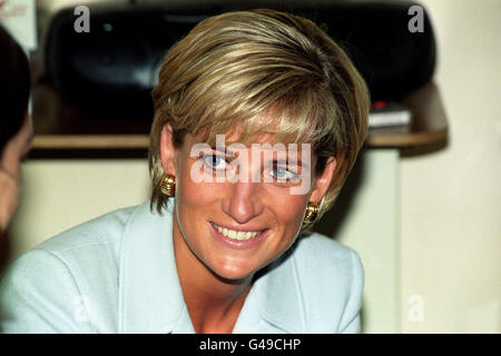 Diana, Prinzessin von Wales, im Royal Brompton Hospital, wo sie Patienten mit Mukoviszidose besuchte. 31/8/97 die Prinzessin wurde bei einem Autounfall in Paris zusammen mit ihrem Freund Dodi Al Fayed und dem Fahrer ihres Autos getötet. Stockfoto