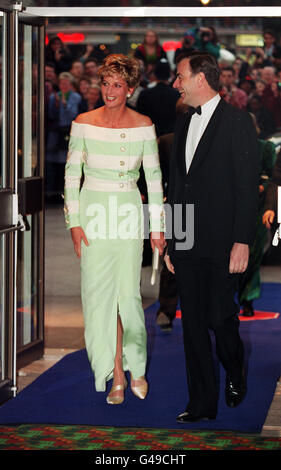 PA NEWS PHOTO : 255712-3 : 15/4/93 : DIANA'S KLEIDER: DIE PRINZESSIN VON WALES KOMMT AUF DEM ODEON LEICESTER PLATZ AN, WO SIE AN DER CHARITY-FILMPREMIERE VON 'ACCIDENTAL HERO' IN AID OF MENCAP TEILNAHM. SIE TRÄGT EIN ABENDKLEID AUS PFEFFERMINZGRÜN AUS SEIDE VON CATHERINE WALKER. FOTO VON MARTIN KEENE. Stockfoto