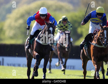 Commercial Express, der von C.Alexander (links) auf dem Weg zum Gewinn des Weatherbys Bank Champion Stayers Hunters' Chase am zweiten Tag des Perth Festivals auf der Perth Racecourse, Perth, gefahren wurde. Stockfoto