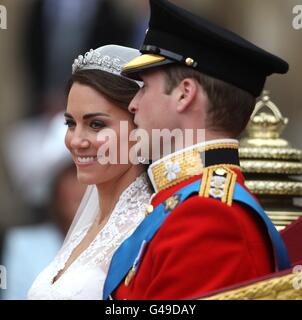 Prinz William und seine Frau Catherine, Herzogin von Cambridge, besteigen die königliche Hochzeit nach der Hochzeitszeremonie. Stockfoto