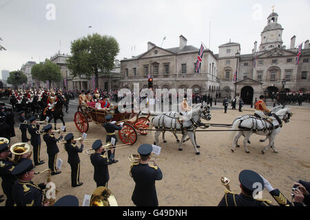 Ihre Königlichen Hoheiten Prinz William, Herzog von Cambridge und Catherine, Herzogin von Cambridge machen die Reise in einer Kutschenprozession zum Buckingham Palace vorbei an Zuschauermassen nach ihrer Hochzeit in Westminster Abbey. DRÜCKEN Sie VERBANDSFOTO. Bilddatum: Freitag, 29. April 2011. Siehe PA Geschichte HOCHZEIT . Bildnachweis sollte lauten: Matt Cardy/PA Wire Stockfoto