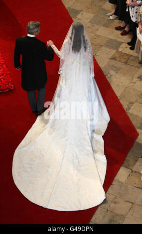 Kate Middleton kommt mit ihrem Vater Michael Middleton zur Hochzeit mit Prinz William in die Westminster Abbey in London. Stockfoto