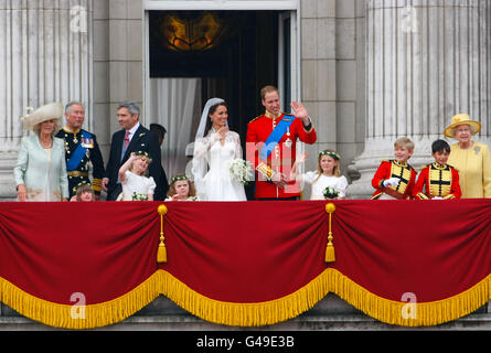 Prinz William und seine Frau Kate Middleton, Die den Titel der Herzogin von Cambridge erhalten hat, grüßen die Massen zusammen mit Königin Elizabeth II (rechts) und dem Prince of Wales (links), Herzogin von Cornwall und Michael Middleton auf dem Balkon des Buckingham Palace, London, nach ihrer Hochzeit in Westminster Abbey. Stockfoto