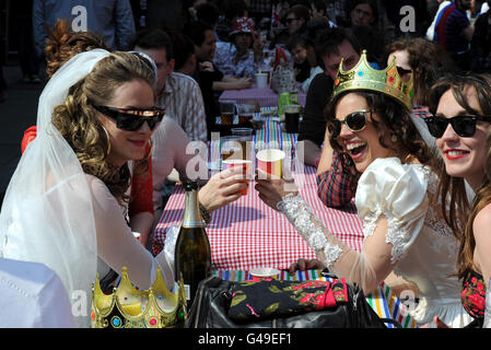 Danielle Barnes-Rouf (rechts) und Hannah Thomas (links) tragen Hochzeitskleider, um die Hochzeit von William und Kate auf einer Party in der Thomas Street, Manchester, zu feiern. Stockfoto