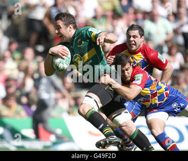 Calum Clarke von Northampton Saints wird von Jerome Porical von Perpignan während des Heineken Cup Semifinals im Stadion:mk, Milton Keynes, angegangen Stockfoto