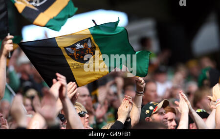 Rugby Union - Heineken Cup - Halbfinale - Northampton Saints gegen USA Perpignan - Stadion:mk. Die Fans von Northampton Saints feiern den Sieg ihres Teams über Perpignan während des Heineken Cup Halbfinale im Stadion:mk, Milton Keynes. Stockfoto