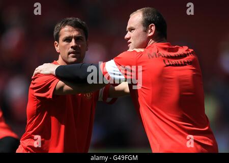 Fußball - Barclays Premier League - Arsenal gegen Manchester United - Emirates Stadium. Wayne Rooney von Manchester United (rechts) und Michael Owen (links) während des Vormatches Stockfoto