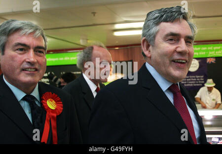 Gordon Brown und der schottische Labour-Vorsitzende Iain Gray (links) auf dem Wahlkampfpfad in einem Asda-Supermarkt in Livingston. Stockfoto