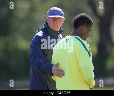 Sir Alex Ferguson, Manager von Manchester United, mit Patrice Evra (rechts) Bei der heutigen Sitzung vor dem morggerten Spiel gegen Schalke 04 Stockfoto