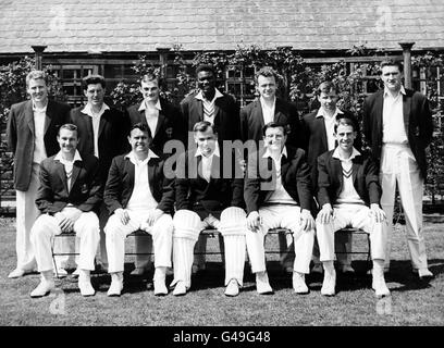 Das Nottinghamshire County Cricket Team. Hintere Reihe, von links nach rechts; Keith Gillhouley, Ian Moore, Mike Taylor, Carlton Forbes, Maurice Hill, Barrie Whittingham, Ian Davison. Vordere Reihe, von links nach rechts; Brian Bolus, Norman Hill, Geoff Millman (Kapitän), Bomber Wells, Andrew Corran Stockfoto