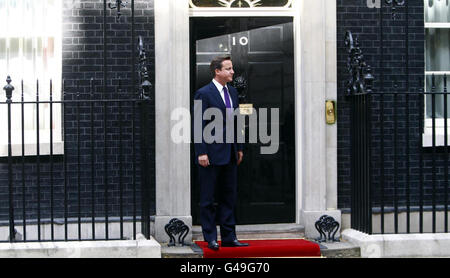 Premierminister David Cameron wartet auf die Ankunft des Sultans von Brunei, Hassanal Bolkiah, auf den Stufen der Downing Street 10, bevor es zu einem kurzen Treffen in London kommt. Stockfoto