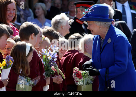 Königin Elizabeth II., während eines Besuchs im Newmarket Day Center in der Stadt. Stockfoto