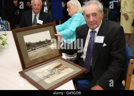 Der ehemalige Jockey Jerry Blum, 87, aus Newmarket, der sich mit Königin Elizabeth II. Während ihres Besuchs im Newmarket Day Center in der Stadt unterhielt. Stockfoto