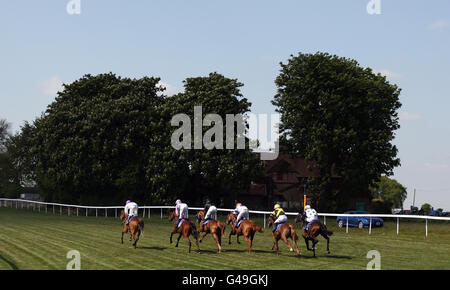 Pferderennen - Bath Racecourse. Die Läufer starten in den Bath Chronicle Selling Stakes auf der Bath Racecourse. Stockfoto