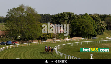 Pferderennen - Bath Racecourse. Läufer und Fahrer während der 200 Jahre des Rennens bei Lansdown Foullies' Handicap auf der Rennbahn Bath. Stockfoto