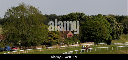 Pferderennen - Bath Racecourse. Läufer und Fahrer während der 200 Jahre des Rennens bei Lansdown Foullies' Handicap auf der Rennbahn Bath. Stockfoto