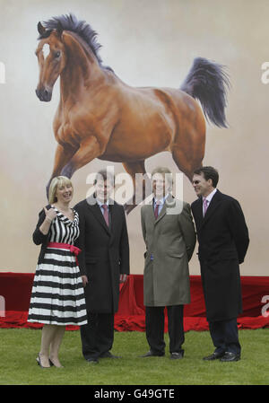 (Von links) JP McManus, die Künstlerin Nicola Russell, Charlie Swan und Aiden O'Brien enthüllen Europas größtes Pferdegemälde, ein Porträt von Istabraq während des Champion Chase Day Boylesports.com auf der Pferderennbahn Punchestown, Naas, Irland. Stockfoto