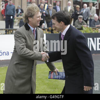 Pferderennen - 2011 Punchestown Festival - Boylesports.com Champion Chase Day. Trainer Charlie Swan und Aiden O'Brien (rechts) während des Champion Chase Day Boylesports.com auf der Pferderennbahn von Punchestown, Naas, Irland. Stockfoto