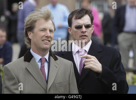 Pferderennen - 2011 Punchestown Festival - Boylesports.com Champion Chase Day. Trainer Charlie Swan und Aiden O'Brien (rechts) während des Champion Chase Day Boylesports.com auf der Pferderennbahn von Punchestown, Naas, Irland. Stockfoto