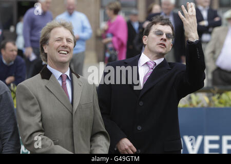 Pferderennen - 2011 Punchestown Festival - Boylesports.com Champion Chase Day. Trainer Charlie Swan und Aiden O'Brien (rechts) während des Champion Chase Day Boylesports.com auf der Pferderennbahn von Punchestown, Naas, Irland. Stockfoto