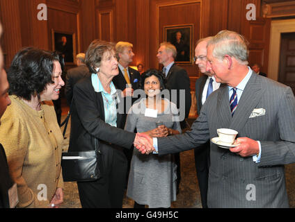 Der Prinz von Wales (rechts) spricht mit Mitarbeitern während einer Führung durch den Obersten Gerichtshof in Washington DC, nachdem er das Gebäude in der Hauptstadt der USA bereist hat. Stockfoto