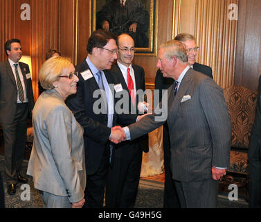 Der Prinz von Wales (rechts) spricht mit Mitarbeitern während einer Führung durch den Obersten Gerichtshof in Washington DC, nachdem er das Gebäude in der Hauptstadt der USA bereist hat. Stockfoto