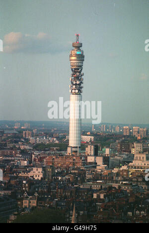 PA-NEWS Foto 05.08.95 260483-245 The British Telecom Tower gesehen, kurz bevor er die Website von einem Feuerwerk im Rahmen der Gedenkfeiern zum 50. Jahrestag der VE-Tag organisiert Stockfoto