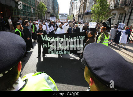 Islamische Anhänger kommen vor der US-Botschaft in London an, um gegen die Tötung von Osama bin Laden zu protestieren. DRÜCKEN SIE ASSOICATION Photo. Bilddatum: Freitag, 6. Mai 2011. Siehe PA Geschichte TOD BinLaden Protest. Das Foto sollte lauten: Gareth Fuller/PA Wire Stockfoto