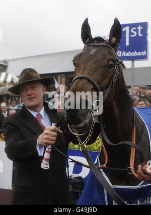 Pferderennen - 2011 Punchestown Festival - Rabobank Champion Hurdle Day - Punchestown Racecourse. Trainer Willie Mullins feiert mit Hurrikan Fly nach dem Gewinn der Rabobank Champion Hürde Stockfoto