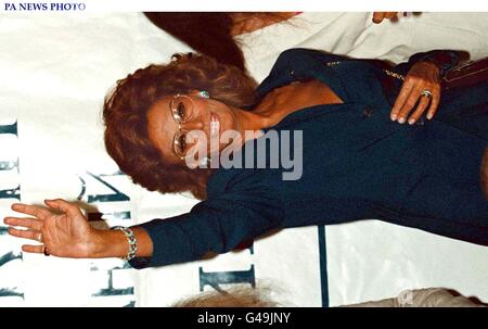 Veteran Bildschirm Sterne italienische Schauspielerin Sophia Loren winkt Kameraleute am Ende ihrer Pressekonferenz im Utopia Night Club hier 29 JUL anlässlich dem Moskauer Filmfestival. Stockfoto