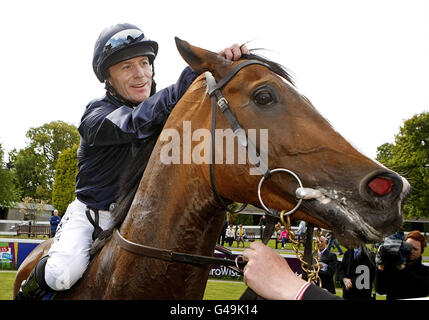 Pferderennen - Derrinstown Derby Trial Day - Leopardstown Racecourse. Jockey Kieren Fallon mit Recital nach dem Gewinn des Derby-Prozesses während des Derrinstown-Derby-Trial-Tages auf der Leopardstown Racecourse, Dublin. Stockfoto