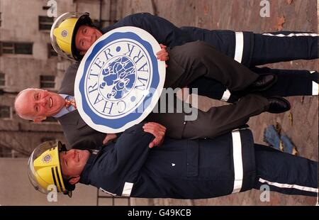 West Sussex Feuerwehr Charter Mark Gewinner: Unteroffizier Dave Lack (links) und Feuerwehrmann Paul Wykes (rechts) geben Schauspieler Richard Wilson heute (Montag) in London bei der Charter Mark Awards Zeremonie 1997, die herausragende Leistungen im öffentlichen Dienst anerkennt. Foto von Tony Harris. Stockfoto