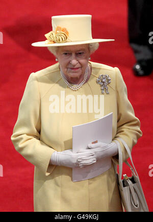 Königin Elizabeth II. Verlässt Westminster Abbey Stockfoto