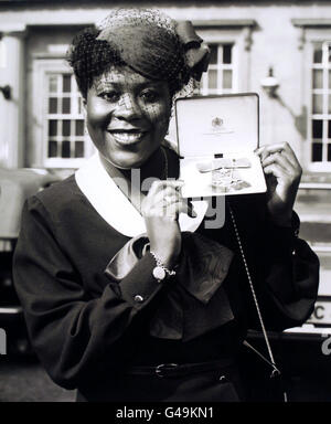 Olympiasiegerin Tessa Sanderson mit ihrem MBE bei der Goldmedaille im Javelin-Olympiastadion Buckingham Palace Stockfoto