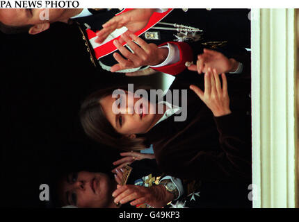 PA-NEWS Foto: 19.11.97: Prinzessin Charlotte, die Tochter von Prinzessin Caroline (Bkgrnd) Gruß Monaco Bürgerinnen und Bürger von ihrem Balkon, 19 November in Monaco während der Monaco nationalen Tag Zeremonien. Stockfoto