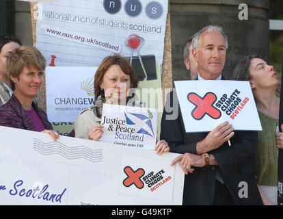 Tom Ballantine (rechts), der Vorsitzende von Stop Climate Chaos Scotland (SCCS), führt 23 hochrangige Vertreter von Schottlands größter Gesellschaftskoalition an, die die neue schottische Regierung auffordern, Maßnahmen gegen den Klimawandel im St Andrews House, Edinburgh, zu einer Priorität zu machen. Stockfoto