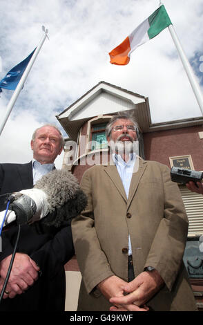 Sinn-Fein-Präsident Gerry Adams mit Martin McGuinness (links) im Anschluss an den Erfolg der Partei bei den Wahlen zur nordirischen Versammlung vor Reportern im Westen von Belfast. Stockfoto