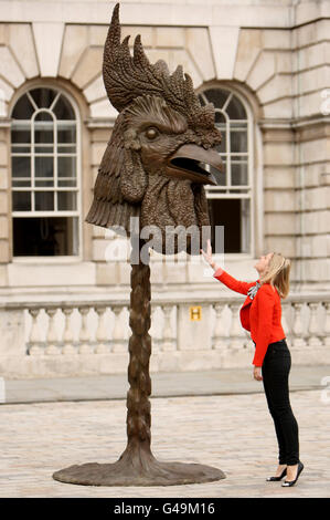 Kristina McLean, aus London, blickt auf Ai Weiweis erste Outdoor-Skulptur, die in London gezeigt wird, "Circle of Animals/Zodiac Heads", im historischen Innenhof des Somerset House. Stockfoto