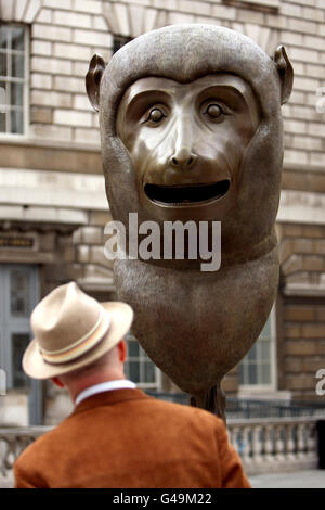 Ein Mann schaut sich Ai Weiweis erste Outdoor-Skulptur, die in London gezeigt wird, „Circle of Animals/Zodiac Heads“, im historischen Innenhof des Somerset House genauer an. Stockfoto