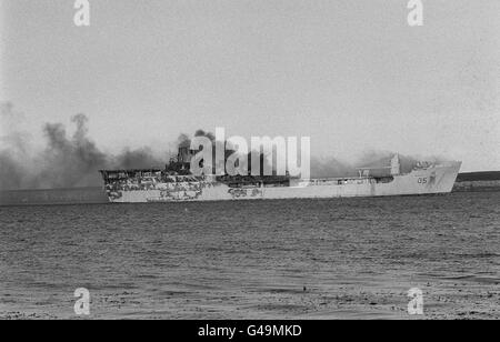 DER FALKLANDKRIEG: PA NEWS PHOTO 29/6/82 HMS SIR GALAHAD EIN BRITISCHES LANDUNGSSCHIFF, BLASES IN BLUFF COVE NACH ARGENTINISCHEN LUFTANGRIFFEN WÄHREND DES FALKLANDKONFLIKTS. DAS SCHIFF WURDE SPÄTER IN DEN ATLANTIK GESCHLEPPT UND ALS KRIEGSGRAB VERSENKT. Stockfoto