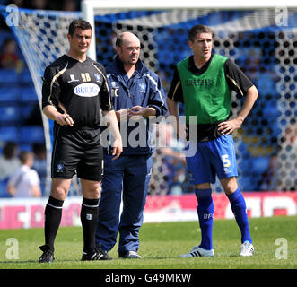 Bury-Manager Richie Barker (links) mit dem Hauptgroundsmann Michael Curtis (Mitte) und Ben Futcher (rechts) vor dem Anpfiff. Stockfoto