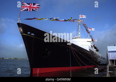 Die Royal Yacht Britannia in Portsmouth Harbour vor ihrer Abzahlungszeremonie heute, wenn sie in Anwesenheit von nicht weniger als 14 Mitgliedern der Royal Family in den Ruhestand gehen wird. Königin Elisabeth II. Wird die letzte königliche sein, die das Schiff verlässt. Stockfoto