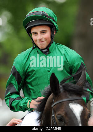 Pferderennen - 2011 Dante Festival - Tattersalls Musidora Stakes Day - York Racecourse. Jockey William Buick lächelt, nachdem er die Tattersalls Musidora Stakes während des Dante Festivals auf der York Racecourse, York, gewonnen hat. Stockfoto