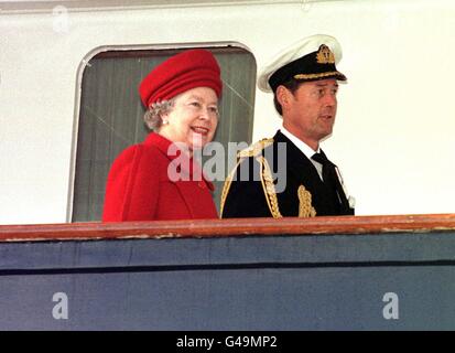 Die Queen und der Commodore Anthony Morrow, Britannias Kommandant, waren heute (Thur) an Bord der Royal Yacht Britannia in Portsmouth, bevor sich das Schiff nach 44 Jahren Dienstzeit auszahlte. Bild von John Stillwell. WPA SOLO ROTA. Stockfoto