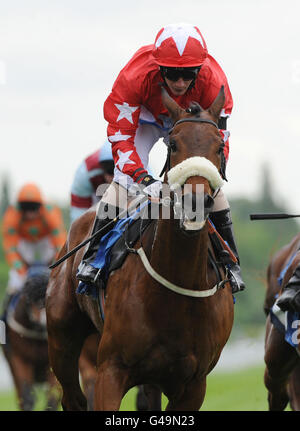 Pferderennen - 2011 Dante Festival - Tattersalls Musidora Stakes Day - York Racecourse. Line of Duty von P J McDonald gewinnt die landesweiten Freight Stakes während des Dante Festivals auf der York Racecourse, York. Stockfoto