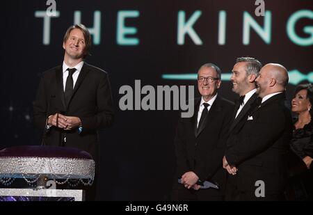 Regisseur Tom Hooper (links) und Geoffrey Rush (Mitte) nehmen den Preis für das beste Drama auf der Bühne während der National Movie Awards 2011 in der Wembley Arena, London, entgegen Stockfoto