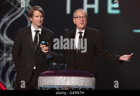 Regisseur Tom Hooper (links) und Geoffrey Rush (rechts) nehmen den Preis für das beste Drama auf der Bühne während der National Movie Awards 2011 in der Wembley Arena, London, entgegen Stockfoto